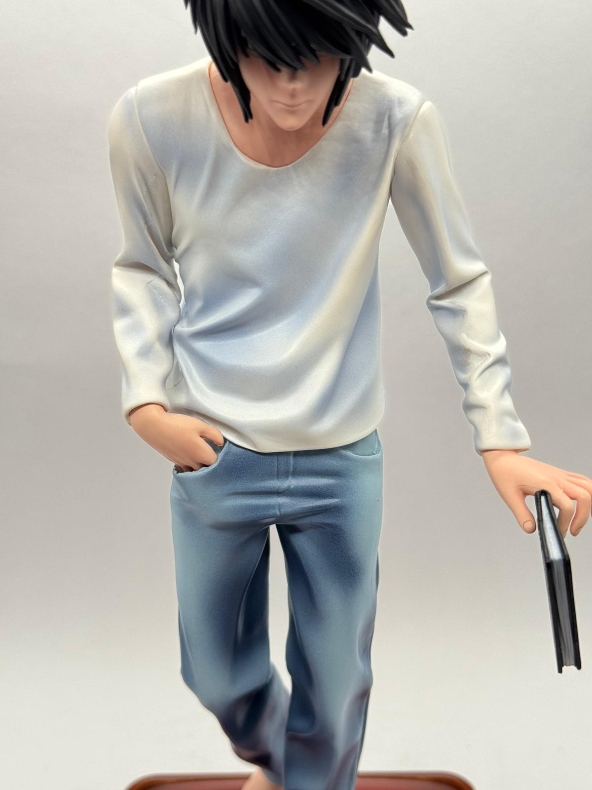 Statua Action Figure L Lawliet (Death Note) - 30cm con Braccia Intercambiabili e Base Premium