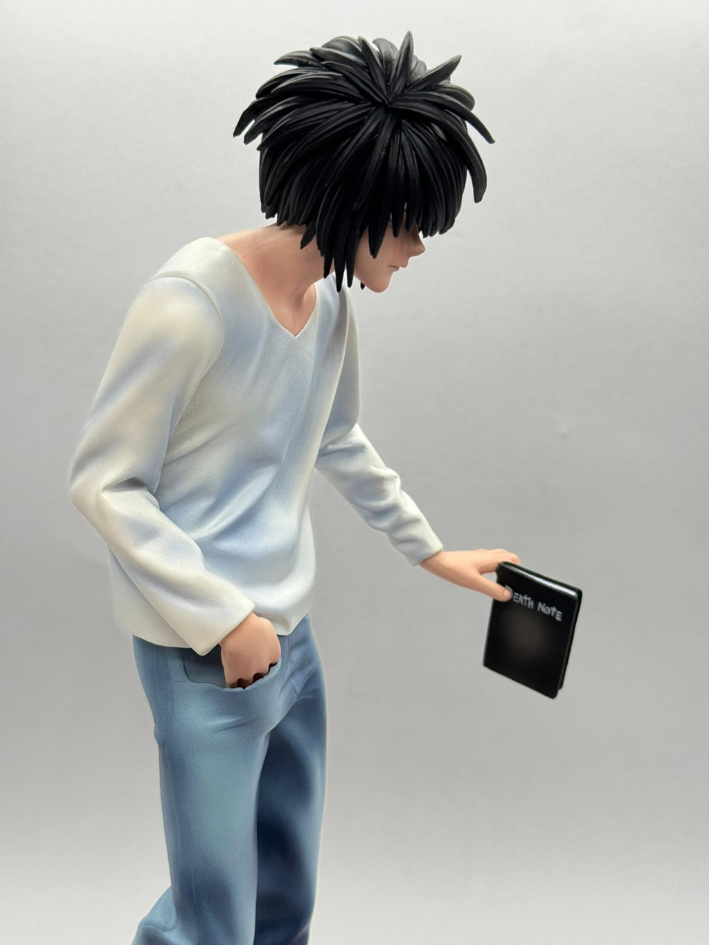 Statua Action Figure L Lawliet (Death Note) - 30cm con Braccia Intercambiabili e Base Premium