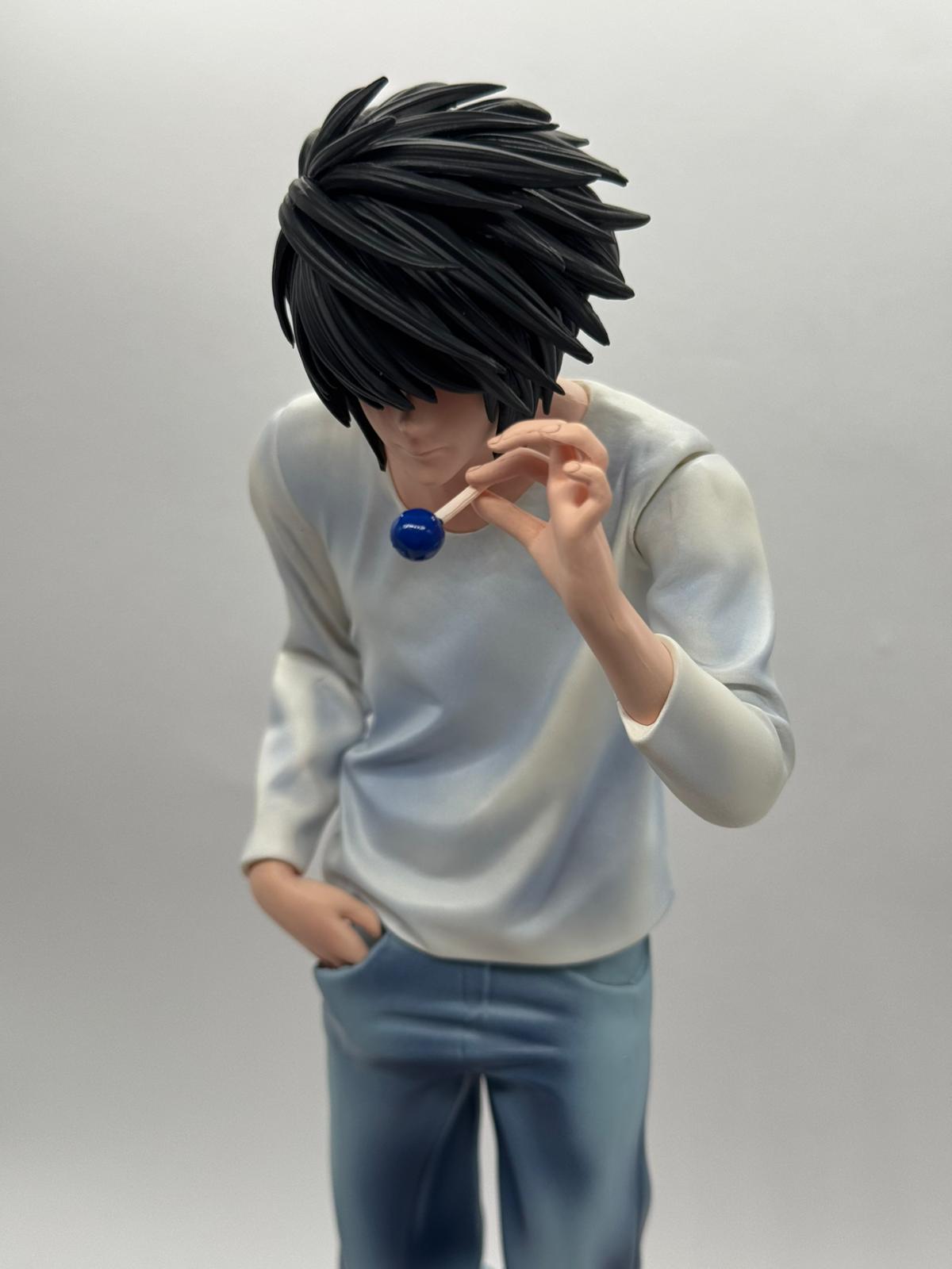 Statua Action Figure L Lawliet (Death Note) - 30cm con Braccia Intercambiabili e Base Premium