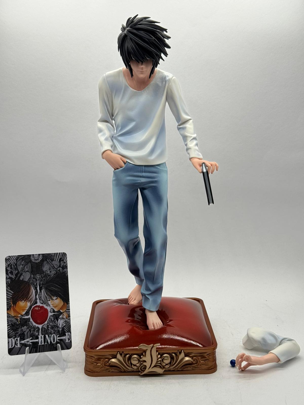 Statua Action Figure L Lawliet (Death Note) - 30cm con Braccia Intercambiabili e Base Premium