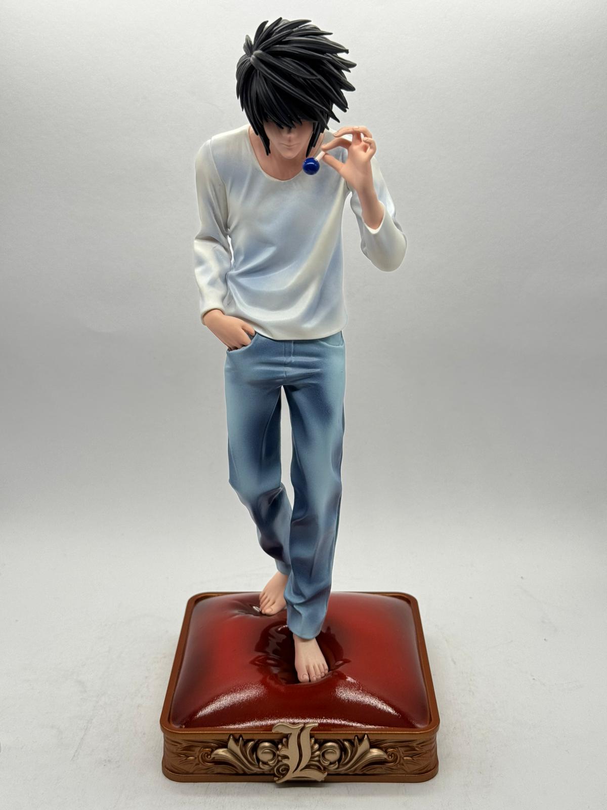 Statua Action Figure L Lawliet (Death Note) - 30cm con Braccia Intercambiabili e Base Premium