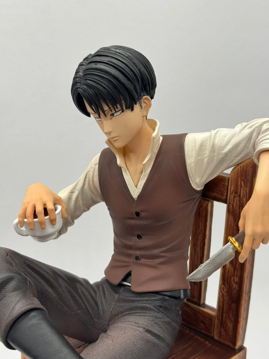 Statua Levi Ackerman - Attack on Titan Figure 19cm Sitting